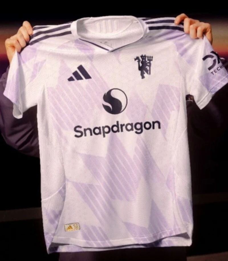 purple man u away kit